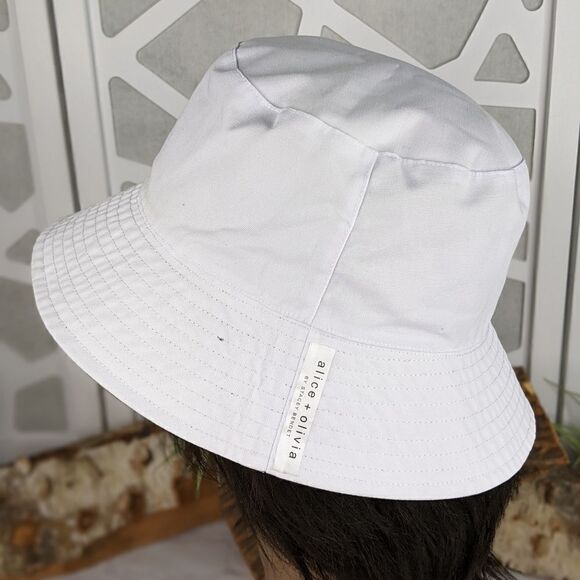 Alice + Olivia\'s Ao X Fabfitfun Reversible Bucket Hat In Daisy Print main image 9